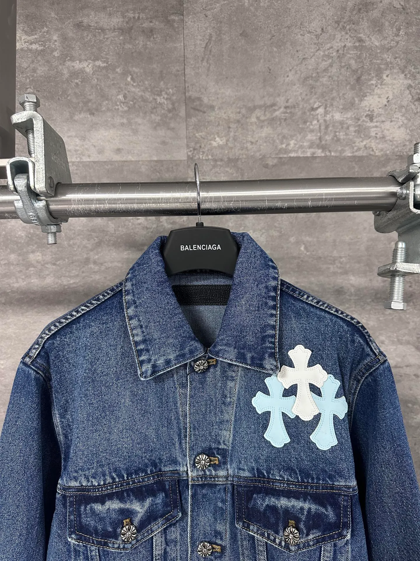 P720 💰 CHrome Hearte cross patchwork leather denim jacket size: S M L Design details: the visual fantasy of Gothic symbols, the multi-dimensional expression of the cross totem: the red and white contrasting cross patches are staggered on the chest and back, making the brand more recognizable; the hollow cross pattern leather splicing on the sleeves combines the mystery of religious symbols with the punk-style deconstructed design. Every detail tells the dark aesthetics of Crowe's heart. Retro distressing with denim texture: Selected denim fabrics are treated with distressing techniques to show natural fading and texture, which not only retains the retro accent of denim items, but also adds a casual sense to the overall look. The ingenuity of hardware and tailoring: The metal buttons and hardware all have Croxin's iconic pattern, which shines exquisitely under the refraction of light; the neat tailoring of the classic denim jacket is suitable for a variety of wearing scenarios, and can create a strong personal style whether it is layered or worn alone. Croxin's denim jacket is not only a piece of clothing, but also a style badge that highlights unique aesthetics and rebellious attitude. For those who pursue individuality, they can leave their own hardcore mark in the fashion field.
